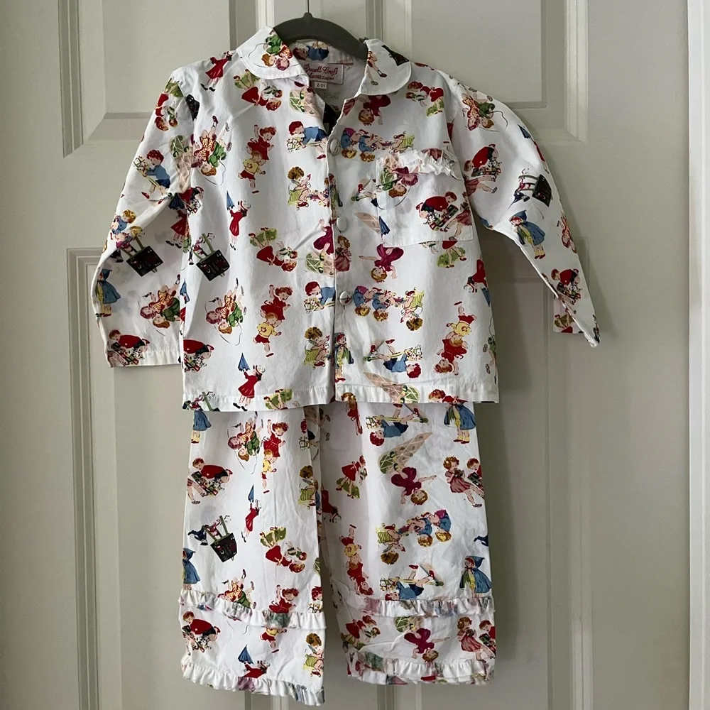 - Adorable girl's long sleeve/pants pajama set, vintage images.size 2-3Y